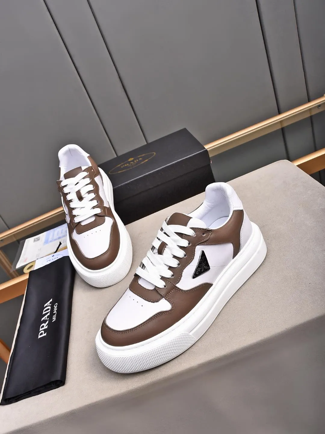 Men's shoes 💰500 Prada/Prada Men's new casual shoes, this upper is made of imported calfskin. The outside is decorated with the P family's classic metal triangle enamel logo, with cowhide lining and cowhide for the foot pads. The outsole is made of non-slip sports exclusive rubber outsole with logo, which feels good on the feet. It is a fashionable and fashionable item!  Size: 38-44 (45 customized)